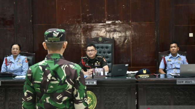 Terdakwa pembunuhan jurnalis, Kelasi Satu Jumran (berdiri) 