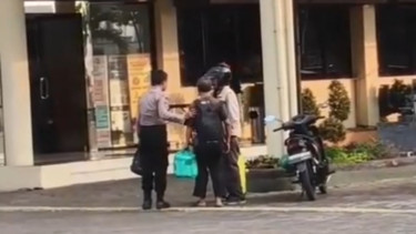 Anggota Polres Pelabuhan Tanjung Priok membantu lansia