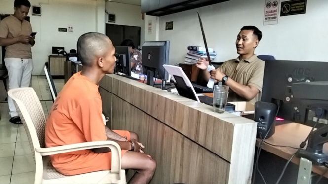 Seorang Preman diamankan usai mengamuk, petugas memperlihatkan samurai yang dibawa tersangka