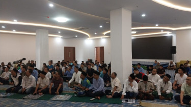 Petugas Haji PPIH 2025 salat jumat di Asrama Haji Cipondoh Tangerang Banten