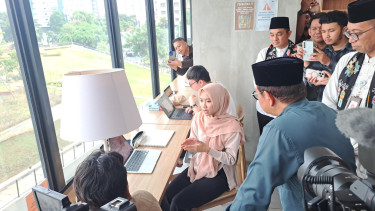 Gubernur Jakarta Pramono Anung saat berbincang dengan pengunjung Perpustakaan HB Jassin 