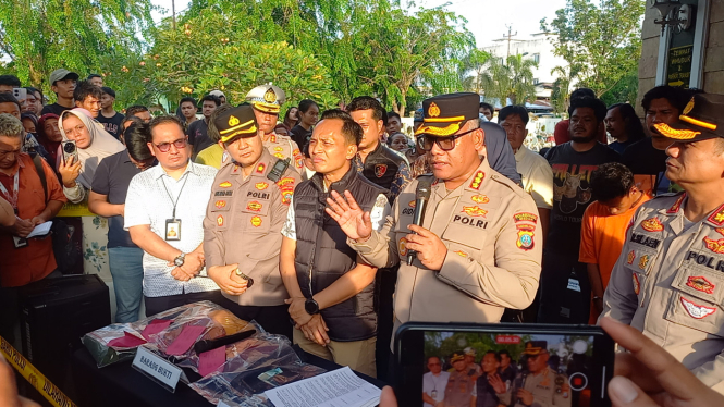 Kapolrestabes Medan, Kombes Pol. Gidion Arif Setyawan saat memaparkan kasus paket berisikan jasa bayi.(B.S.Putra/VIVA)