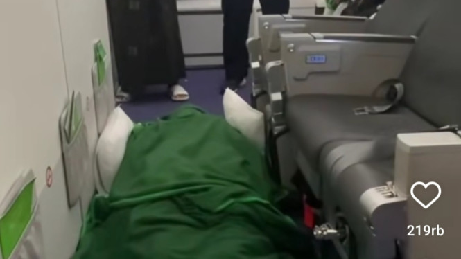 Suasana saat CJH Nur Fadilah meninggal dunia di pesawat. (Tangkapan layar video diposting mantan Menpora Imam Nahrawi)