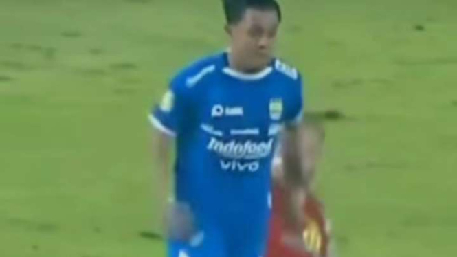 Tekel berbahaya Murilo Mendes terhadap Febri Hariyadi
