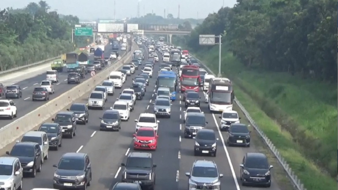 Kepadatan arus lalu lintas di Tol Cikampek saat libur Waisak