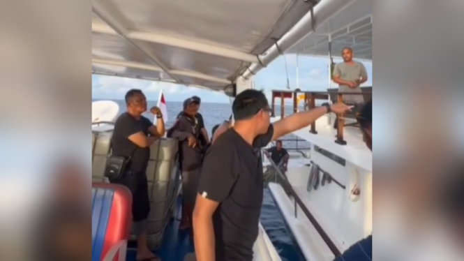 Viral Bupati Mentawai, Rinto Wardana Samaloisa sidak surf tax di perairan