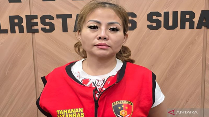 Pengusaha Jan Hwa Diana saat mengenakan rompi tahanan