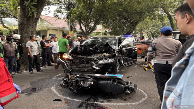 Olah TKP kecelakaan yang melibatkan lima mobil di Jalan Anggrek Kota Bandung