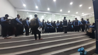Perwakilan Kemenag Febi melepas petugas PPIH 2025 di Asrama Haji Cipondoh Tangerang