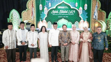 Ketua Umum Peradi SAI Juniver Girsang (tengah) 