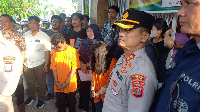 Kakak adik pengirim paket berisi mayat bayi saat dalam jumpa pers di lokasi kejadian di Kota Medan. (B.S.Putra/VIVA)