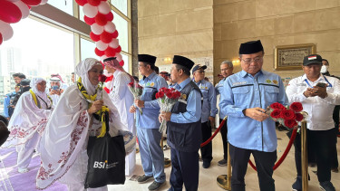 Kloter Pertama Jamaah Haji dari Madinah Tiba di Mekah, Disambut Meriah di Hotel 