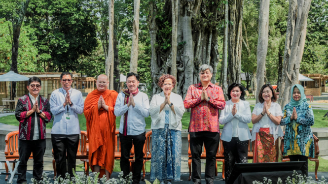 Panitia penyelenggara Peringatan Waisak 2025 di Candi Borobudur.