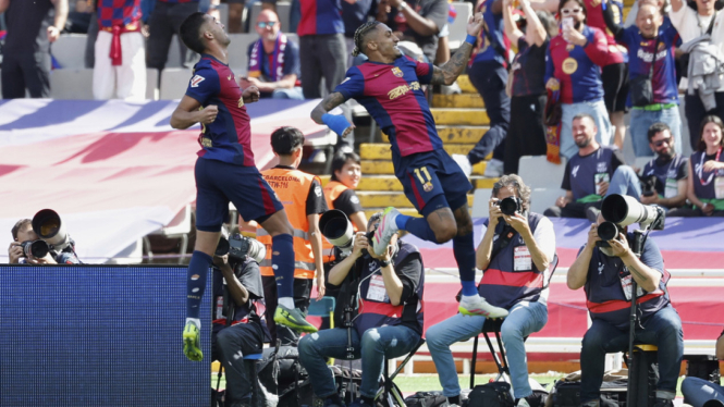 Pemain Barcelona Raphinha dan Ferran Torres rayakan gol