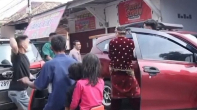 Tangkapan layar video calon pengantin diserang orang tidak dikenal sesaat turun 