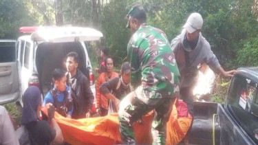  Jenazah pendaki Gunung Lawu dari Bandung saat tiba di basecamp pendakian.