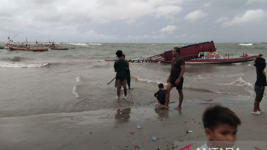 Kapal yang ditumpangi oleh para wisatawan di Kota Bengkulu terdampar.