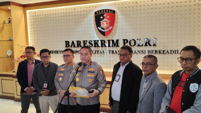 Karopenmas Divisi Humas Polri Brigjen Trunoyudo Wisnu Andiko bersama tim kuasa hukum mahasiswi ITB di Bareskrim Polri