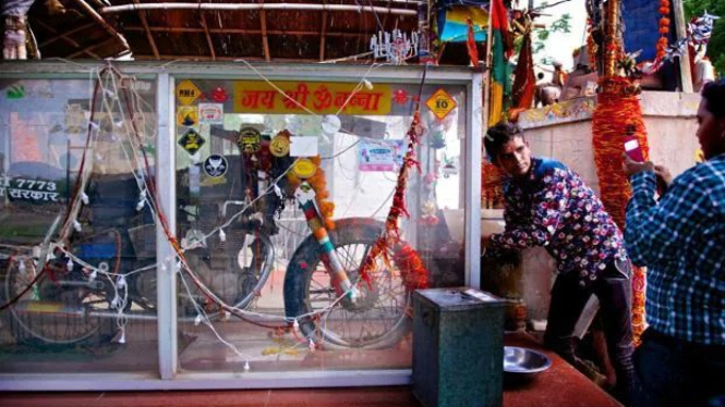 Royal Enfield Bullet 350 jadi sesembahan di India