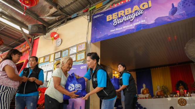 BRI Peduli salurkan bantuan sembako bagi umat Buddha
