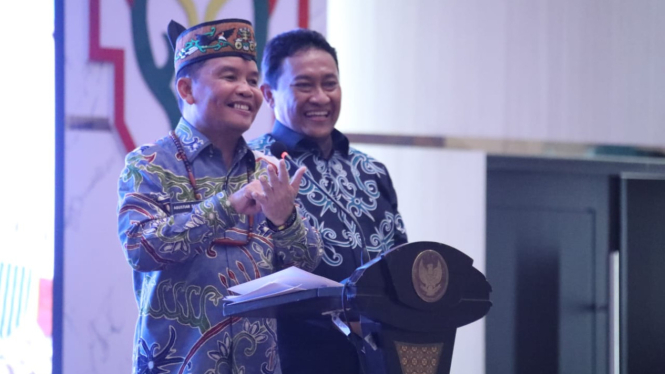 Gubernur Kalimantan Tengah Agustiar Sabran (kiri)