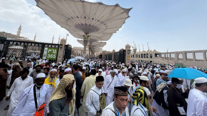 Calon jemaah haji Indonesia membaur dengan jemaah lain di Masjid Nabawi, Madinah