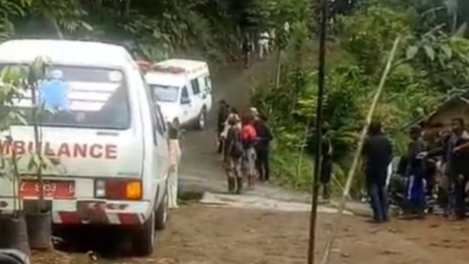 Mobil ambulans di lokasi ledakan amunisi kedaluwarsa di Garut, Jabar.