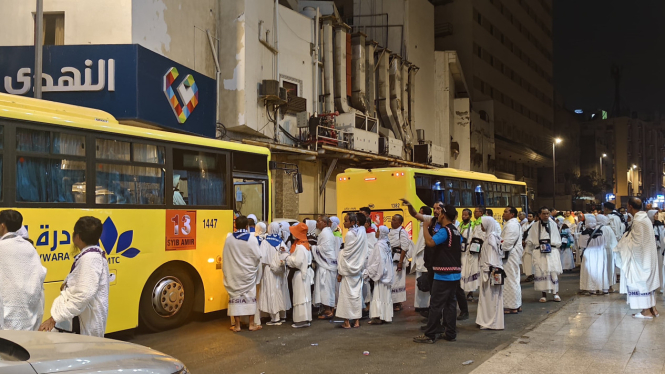 Jemaah naik bus shalawat di Mekah