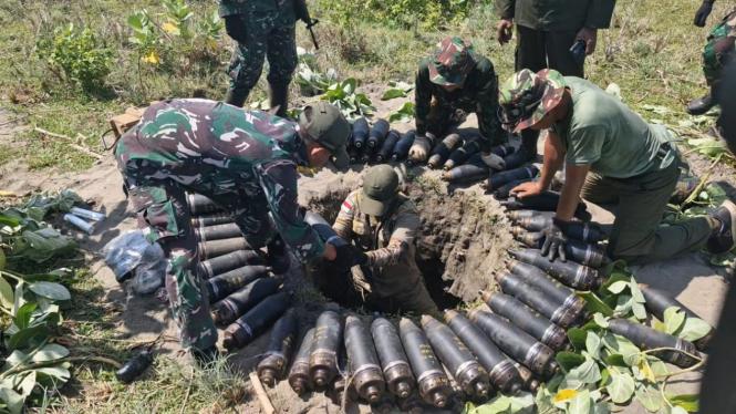 Aktivitas pemusnahan amunisi apkir di Desa Sagara Kecamatan Cibalong Garut