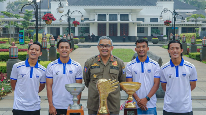 Sejumlah Pemain Persib Bandung bersama Wali Kota Bandung Muhammad Farhan (Diskominfo Bandung) 