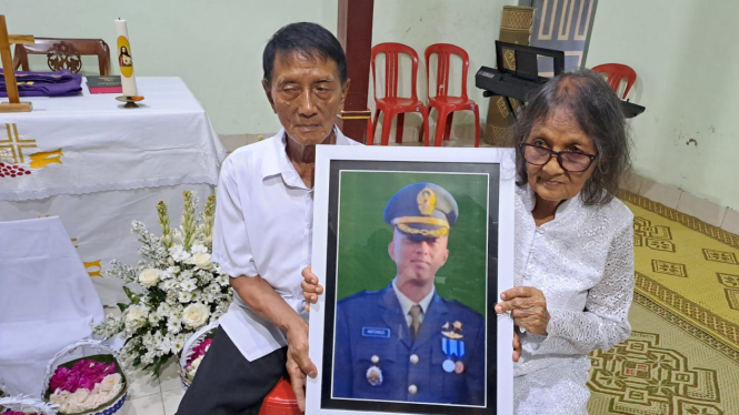 Orangtua almarhum Kolonel Cpl Antonius Hermawan di rumah duka