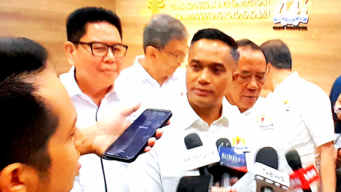 Ketua Umum Kadin Indonesia, Anindya Bakrie, usai meresmikan Kantor Pusat Konsultasi dan Pendampingan Satgas Makan Bergizi Gratis (MBG) Gotong Royong Kadin, di Gedung Tempo Scan Tower kawasan Kuningan, Jakarta Selatan, Selasa, 13 Mei 2025