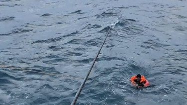 Proses evakuasi penyelamatan tiga nelayan hanyut oleh kru PHE OSES di Perairan Pulau Sabira, Kepulauan Seribu.
