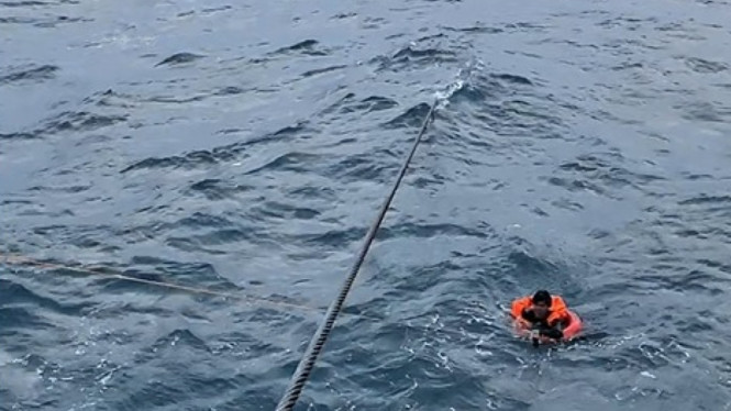 Proses evakuasi penyelamatan tiga nelayan hanyut oleh kru PHE OSES di Perairan Pulau Sabira, Kepulauan Seribu.