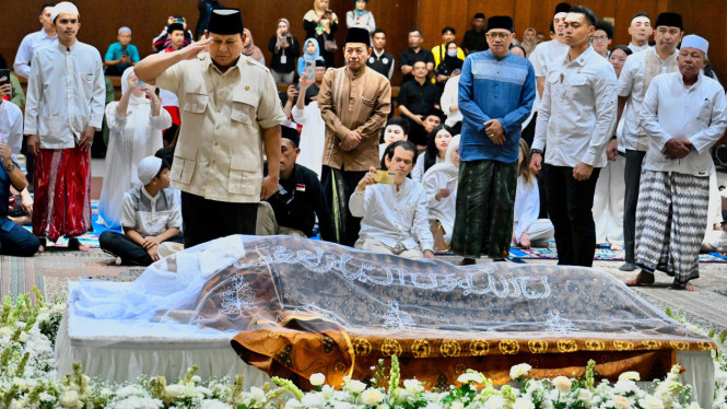 Presiden RI Prabowo Subianto melayat mendiang Eddie Mardjoeki Nalapraya di Padepokan Pencak Silat TMII (sumber foto: Cahyo - Biro Pers Sekretariat Presiden)