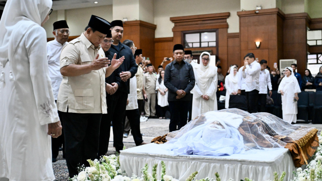 Presiden RI Prabowo Subianto melayat mendiang Eddie Mardjoeki Nalapraya di Padepokan Pencak Silat TMII, Jakarta Timur (sumber foto: Cahyo - Biro Pers Sekretariat Presiden)