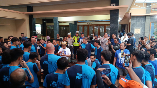 Komisaris PT Persib Bandung Bermartabat, Umuh Muchtar Gelar Perayaan Juara Bersama Para Pemain Persib dan Bobotoh di Sumedang (Foto: Dede Idrus) 