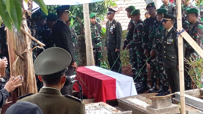 Proses pemakaman Almarhum Mayor CPL Anda Rohanda