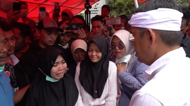 Gubernur Jawa Barat Dedi Mulyadi bersama anak korban ledakan amunisi di Garut