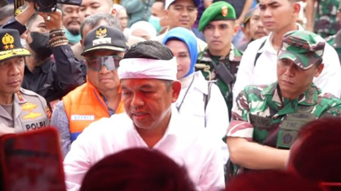 Gubernur Jawa Barat Dedi Mulyadi saat menemui anak korban ledakan Garut