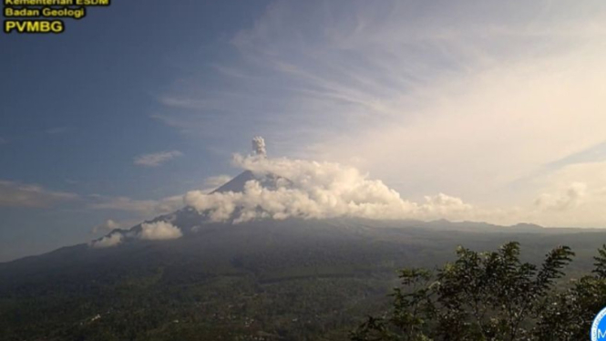 Gunung Semeru erupsi setinggi 1.000 meter di atas puncak pada Rabu pagi ini
