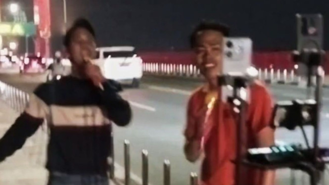 Salah satu aksi live streaming di atas Jembatan Ampera Palembang, Sumatera Selat