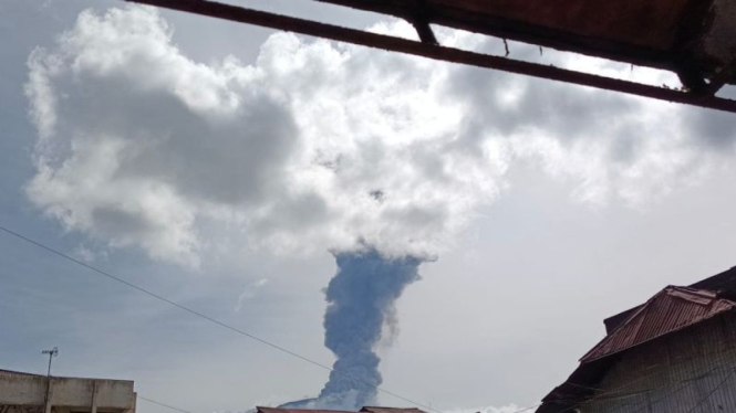 Gunung Marapi Sumbar erupsi.