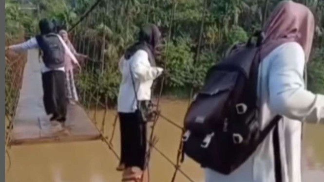 Guru naik jembatan tak layak dilintasi