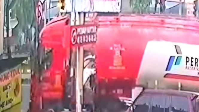 Truk tangki Pertamina nabrak tiga ruko