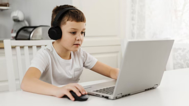 Ilustrasi anak main laptop