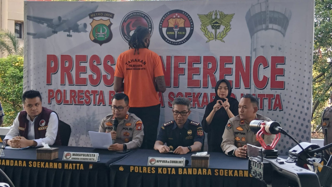 Keterangan pers Wakapolres Bandara Soetta, AKBP Joko Sulistiono terkait keterlibatan atlet basket dalam penyelundupan narkotika jenis ganja lewat Bandara Soetta, Tangerang