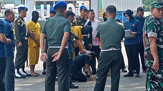 Oknum prajurit TNI peragakan pukul kepala korban pakai botol.