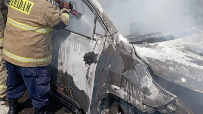 Sebuah mobil Toyota Innova Zenix dengan nomor polisi B 9275 UYA dilaporkan terbakar di Pintu Keluar Tol Pantai Indah Kapuk (PIK), tepatnya di Jalan Perumahan Long Beach, Kapuk Muara, Kecamatan Penjaringan.