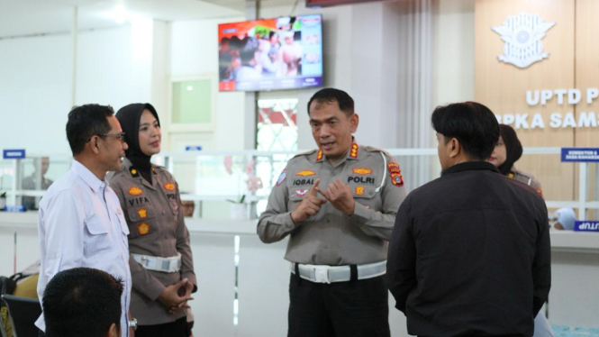 Dirlantas Polda Aceh Kombes Pol M Iqbal Alqudusy (tengah)
